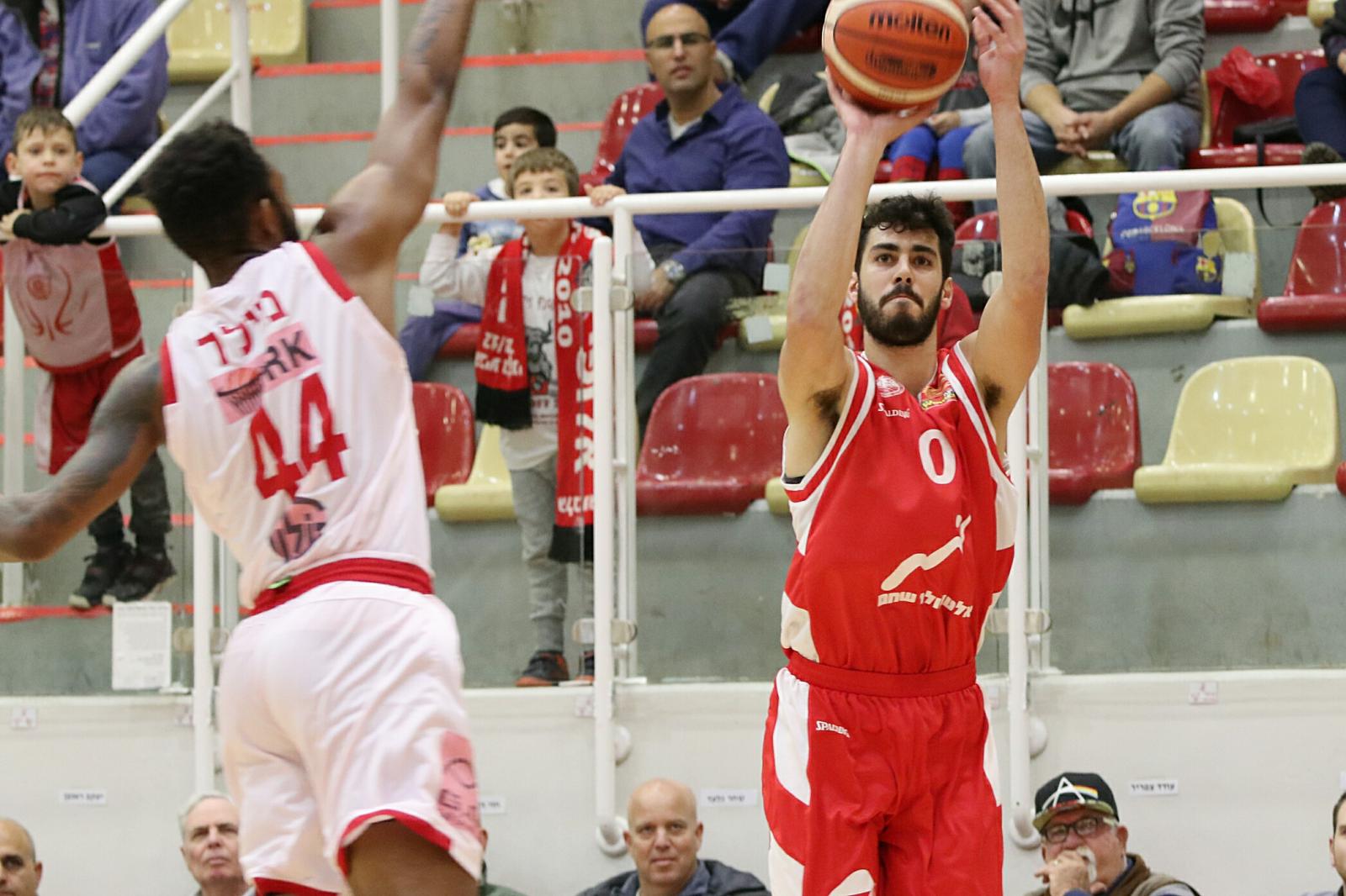 עמית גרשון מחטיא בגן נר. הזריקות שלו לא נכנסו (צילום: לילך וייס, באדיבות מנהלת הליגה)